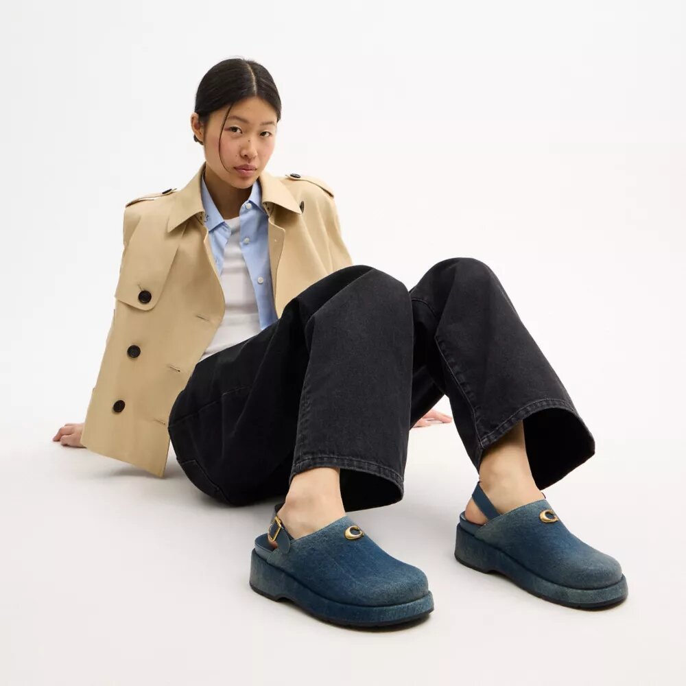 Zoccoli con plateau a C scolpiti in denim dall’effetto vissuto